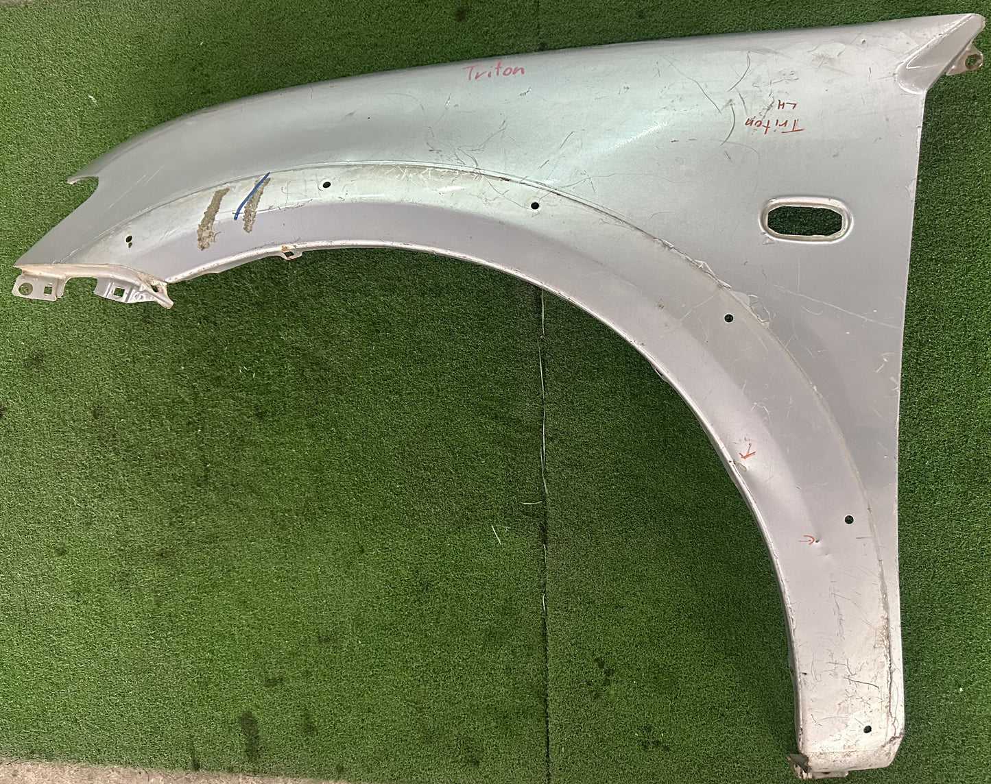 MITSUBISHI TRITON FRONT FENDER WITH HOLE SILVER LH (FFWH046)