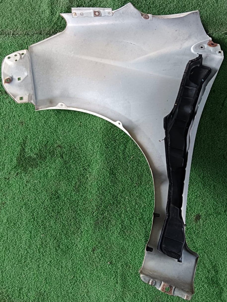 PERODUA ALZA FRONT FENDER WITHOUT HOLE WHITE RH (FFWH065)