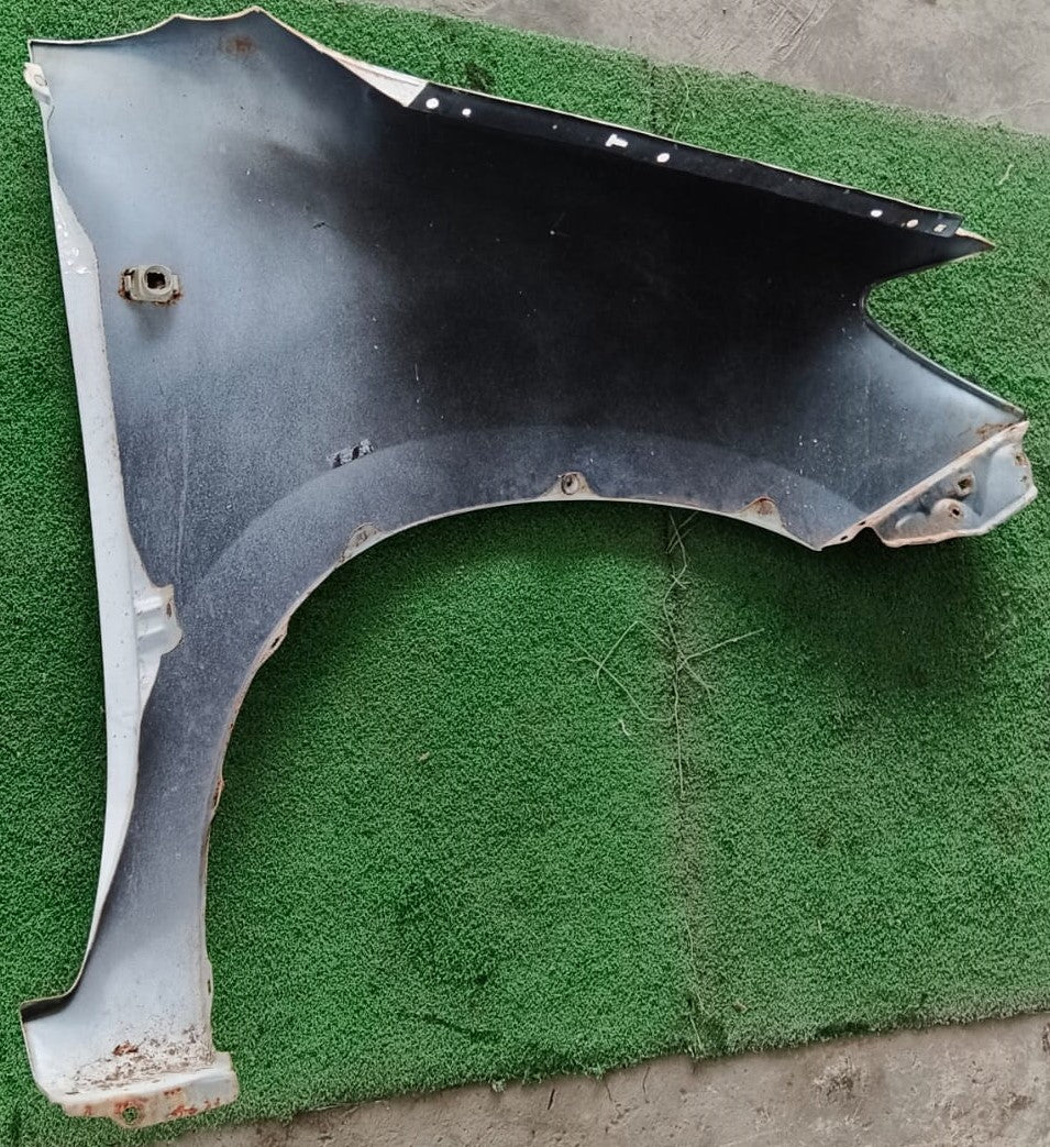 TOYOTA VIGO KUN25 FRONT FENDER WITH HOLE WHITE LH (FFWH067)
