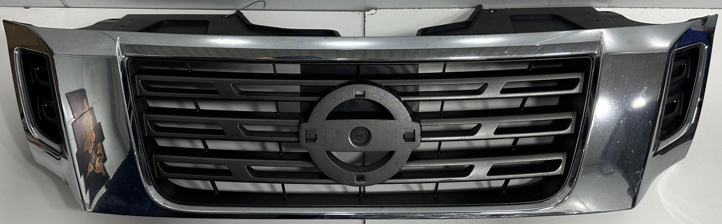 NP300 FRONT GRILLE CHROME (B) (62310-4JA0B)