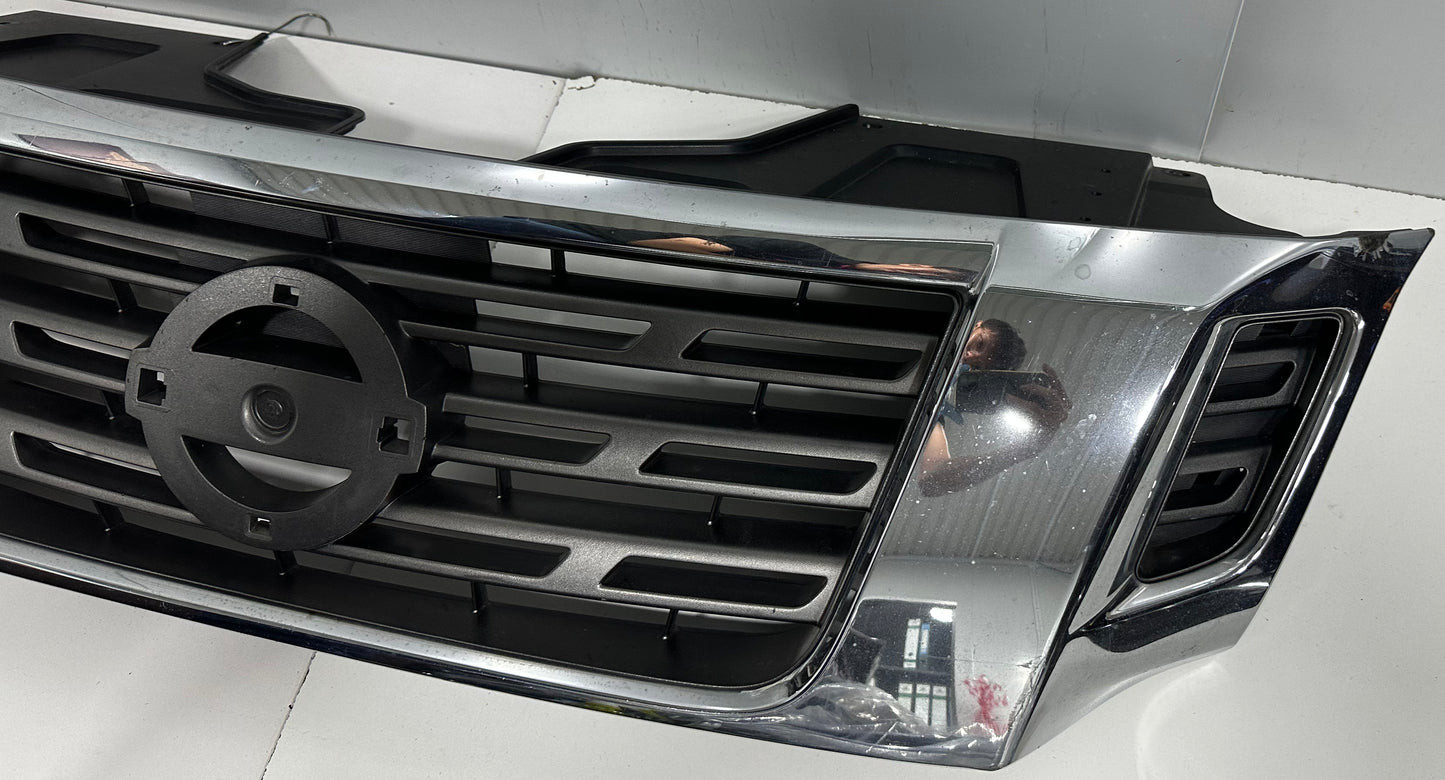 NP300 FRONT GRILLE CHROME (B) (62310-4JA0B)