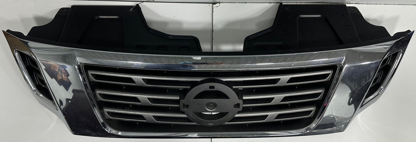 NP300 FRONT GRILLE CHROME (B) (62310-4JA0B)