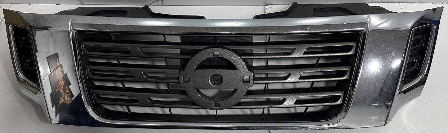 NP300 FRONT GRILLE CHROME (B) (62310-4JA0B)