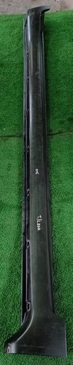 TOYOTA LAND CRUISER L200 SIDE SKIRT BLACK RH (75850-60040)