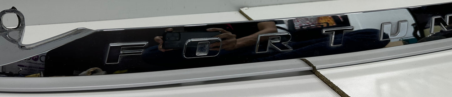 FORTUNER GUN125 TAIL GATE OUTSIDE GARNISH CHROME (76801-0K590)