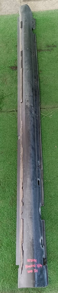 NISSAN BLUEBIRD SYLPHY 2010 SIDE SKIRT BLACK RH (76850-EW000)