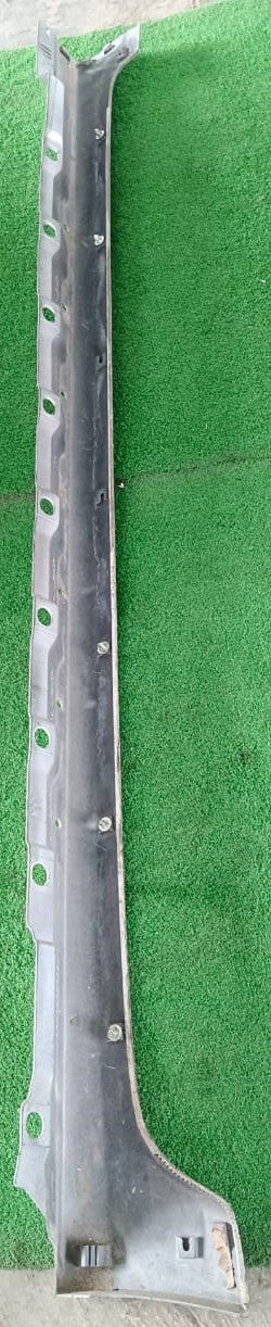 TOYOTA CALDINA SIDE SKIRT SILVER RH (76911-21030)