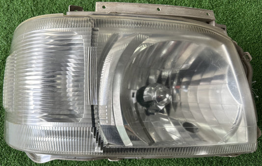 TOYOTA HIACE HEAD LAMP RH (81110-26550)