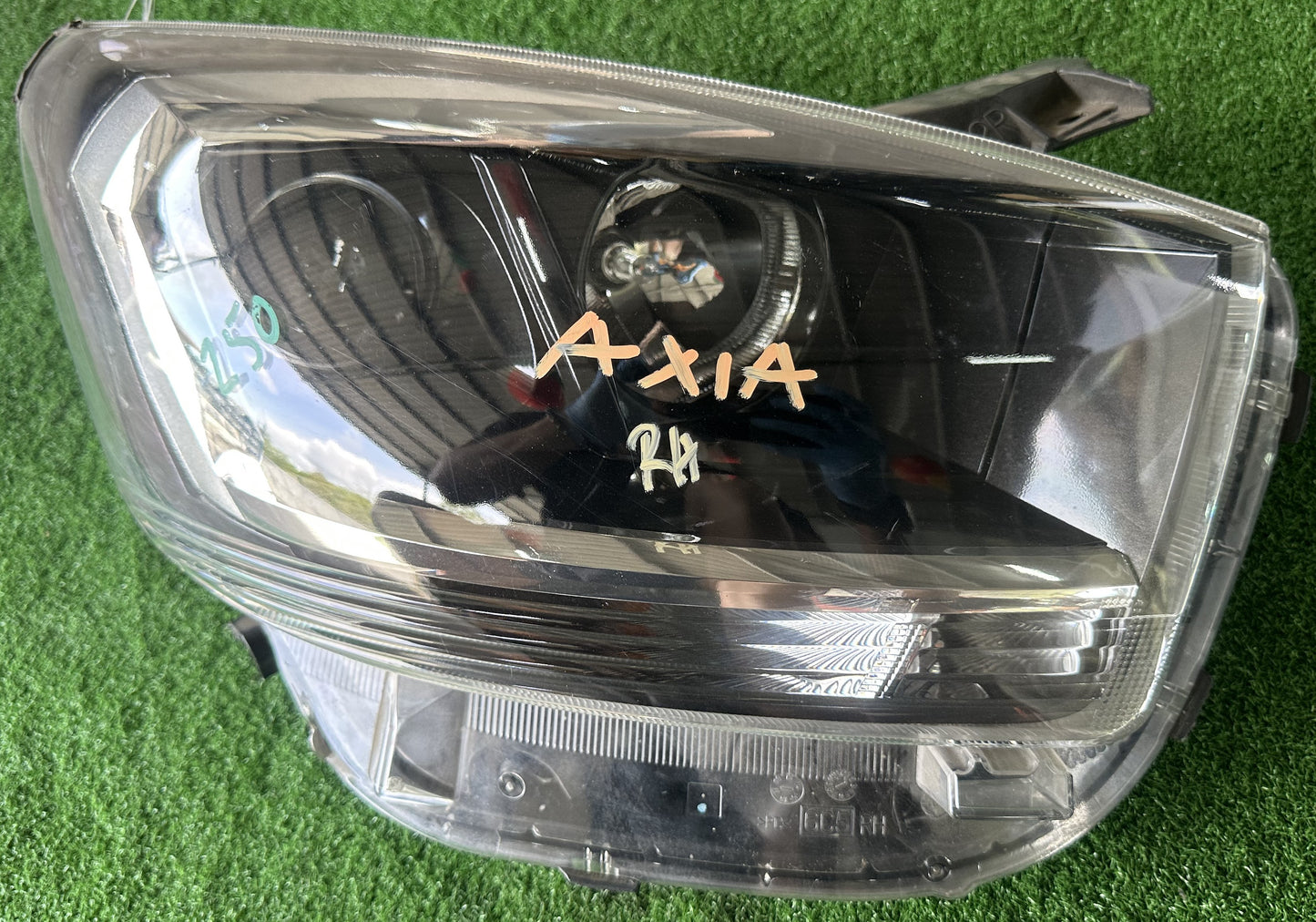 PERODUA AXIA HEAD LAMP RH (81110-BZ640)