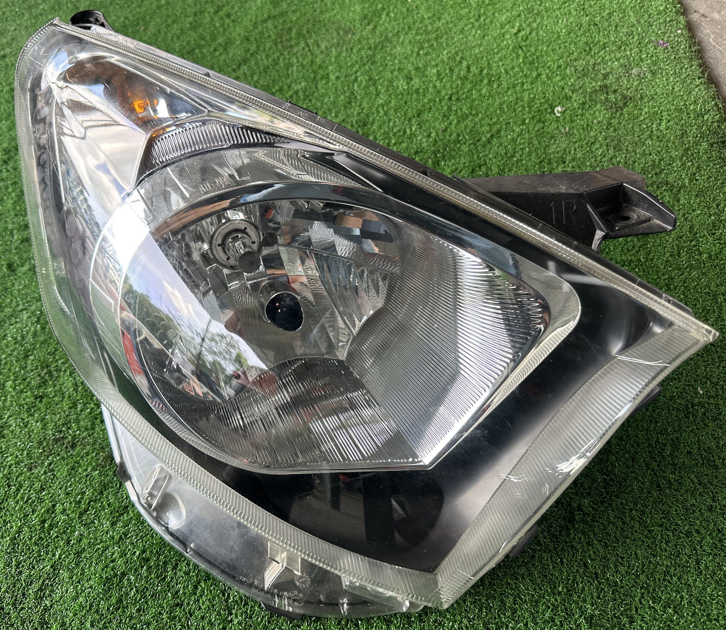 PERODUA AXIA HEAD LAMP RH (81110-BZ370-1)