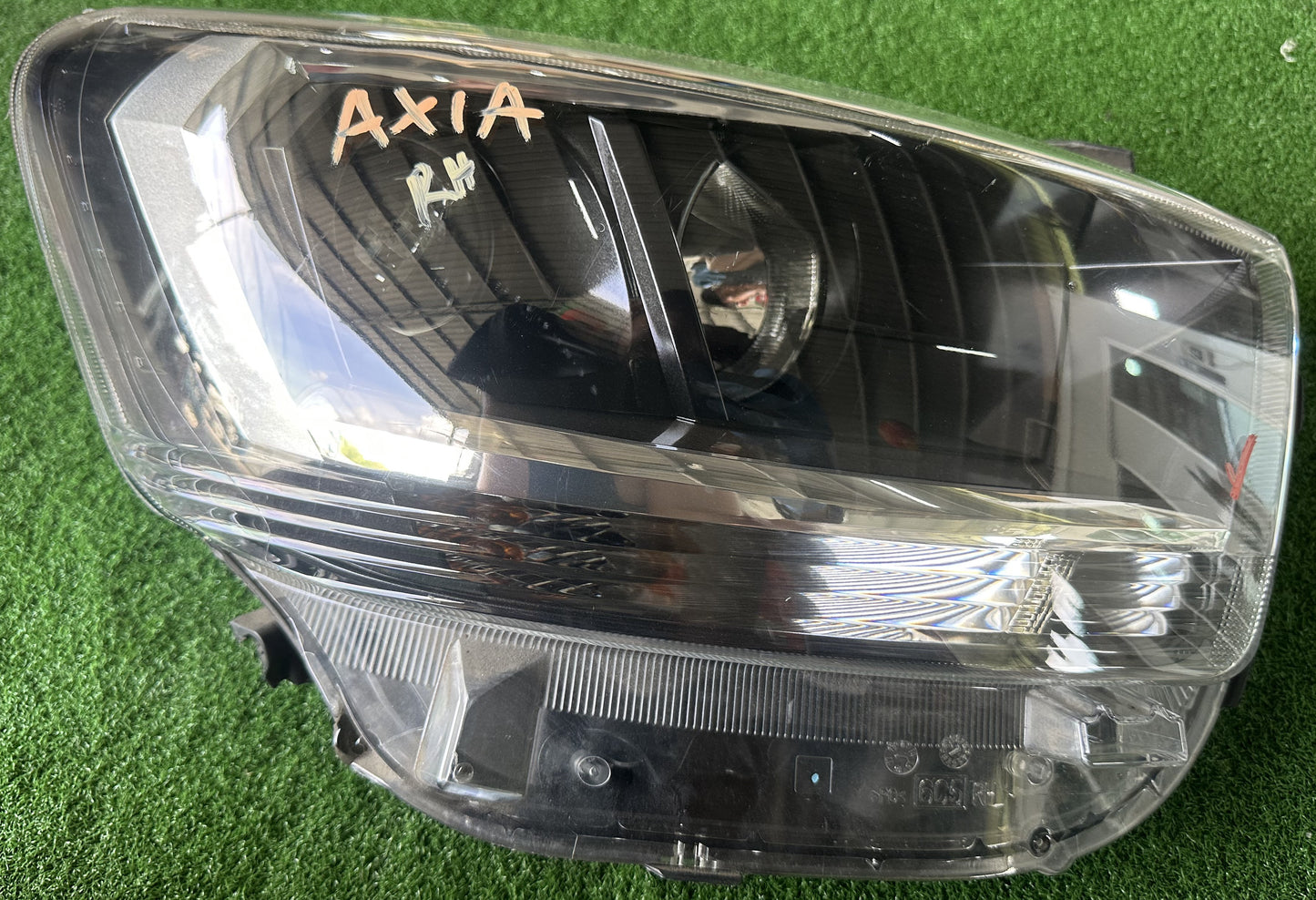 PERODUA AXIA HEAD LAMP RH (81110-BZ640-1)