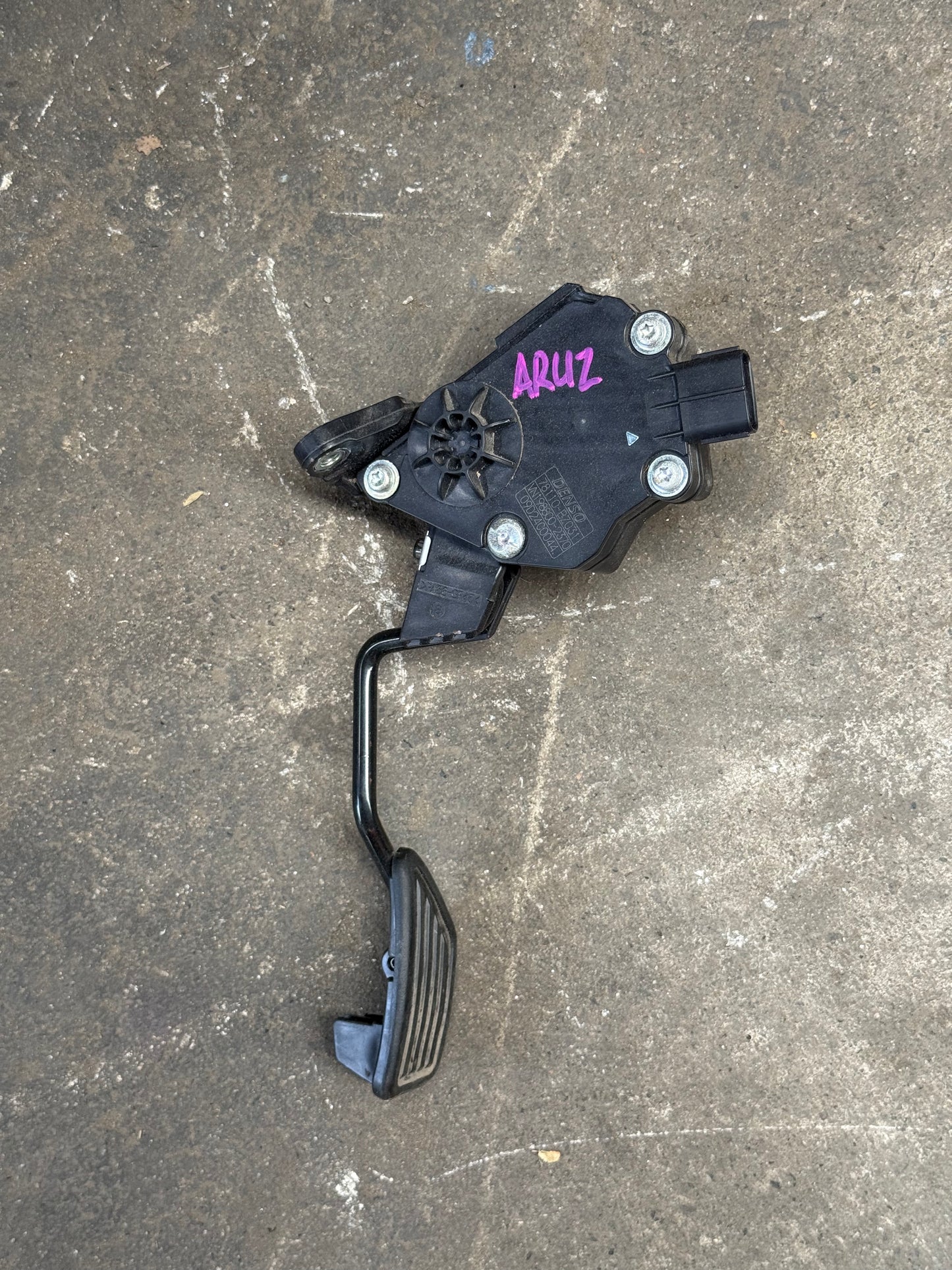PERODUA ARUZ GAS PADDLE 78110-BZ031