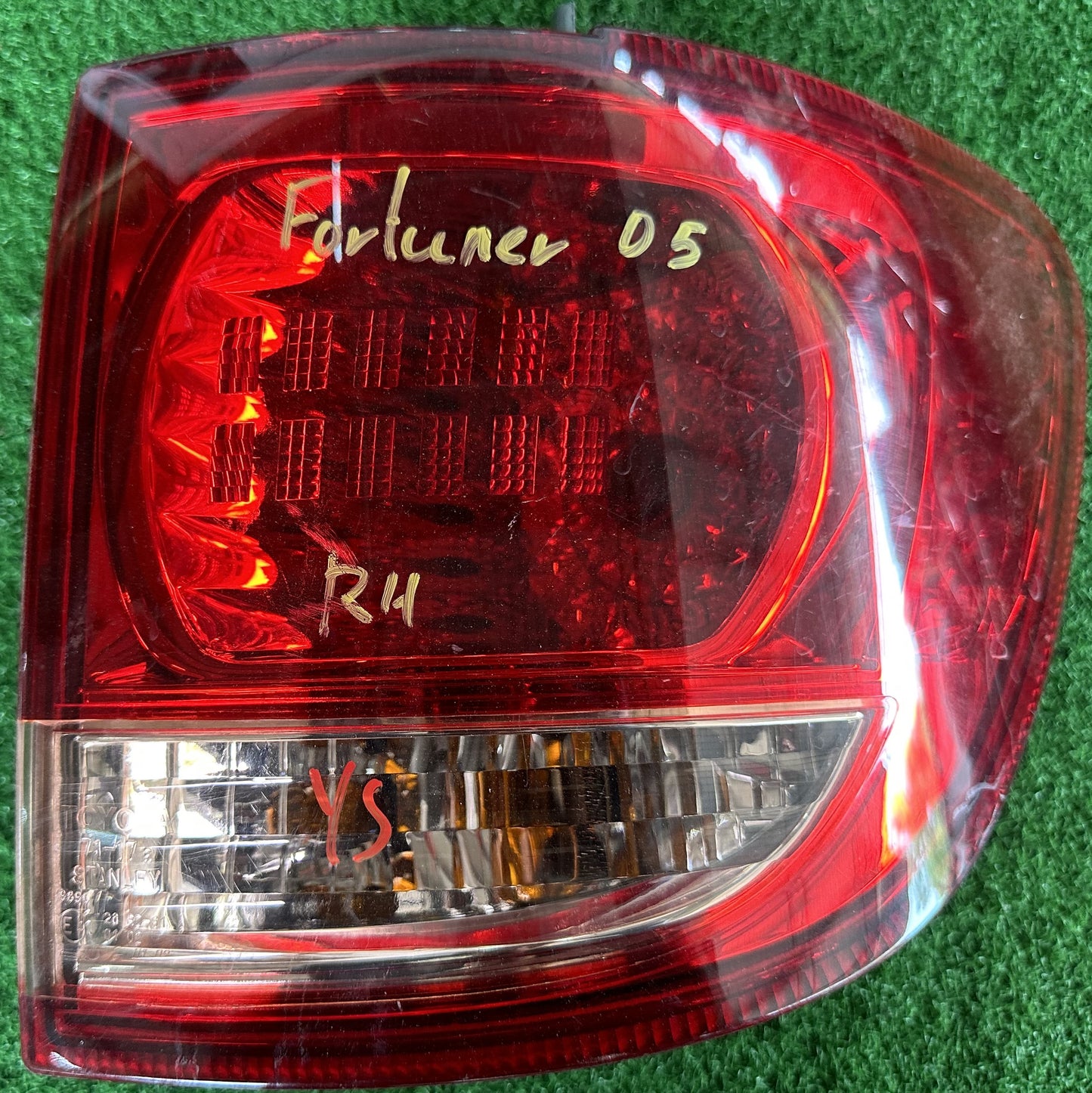 TOYOTA FORTUNER KUN50 OUTER TAIL LAMP RH (TL00083)