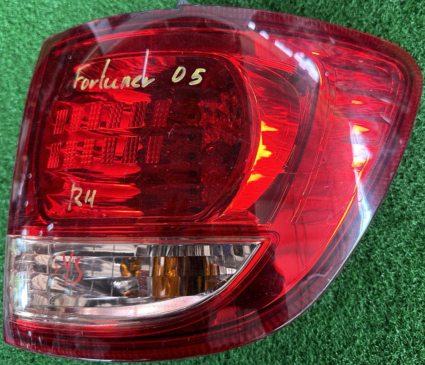 TOYOTA FORTUNER KUN50 OUTER TAIL LAMP RH (TL00083)