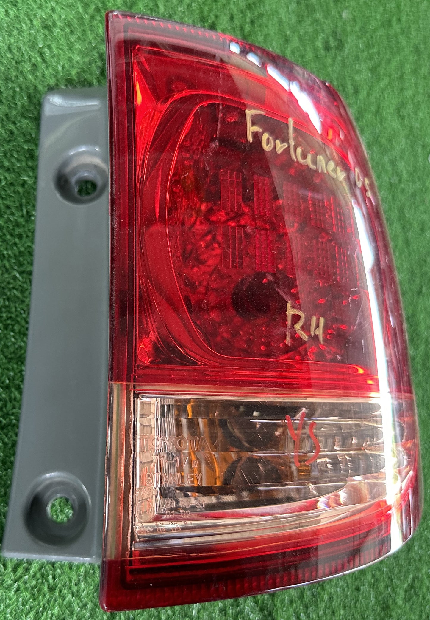 TOYOTA FORTUNER KUN50 OUTER TAIL LAMP RH (TL00083)