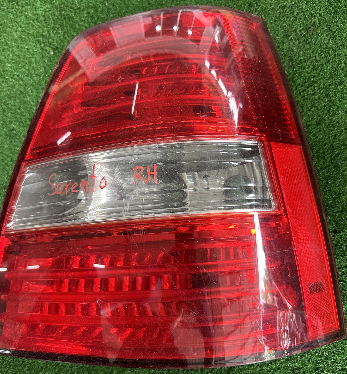 KIA SORENTO TAIL LAMP RH (TL00010)