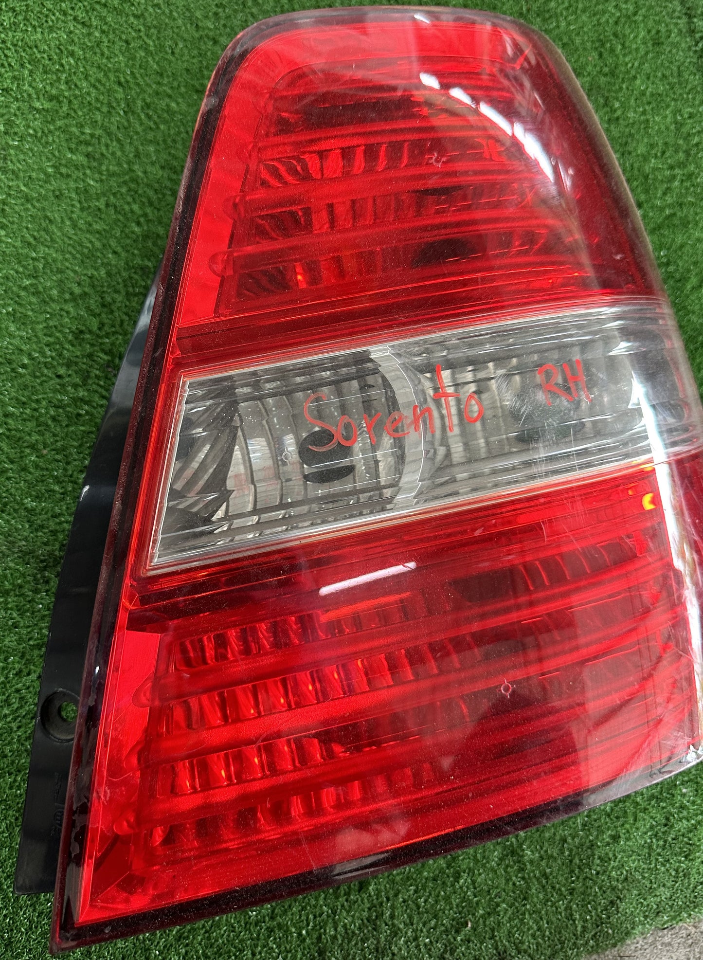 KIA SORENTO TAIL LAMP RH (TL00010)