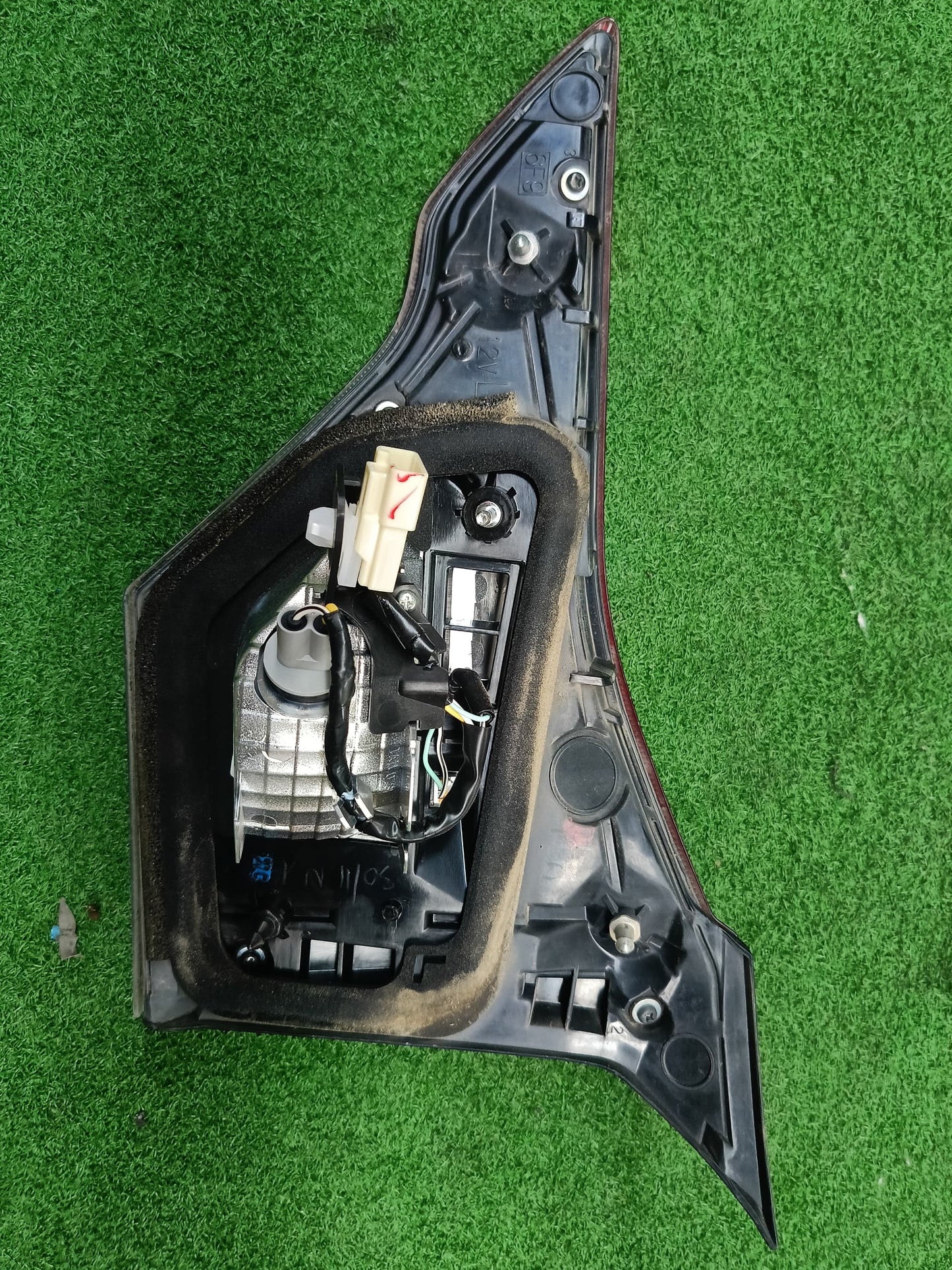 PERODUA ARUZ TAIL LAMP LH (81590-BZ070)