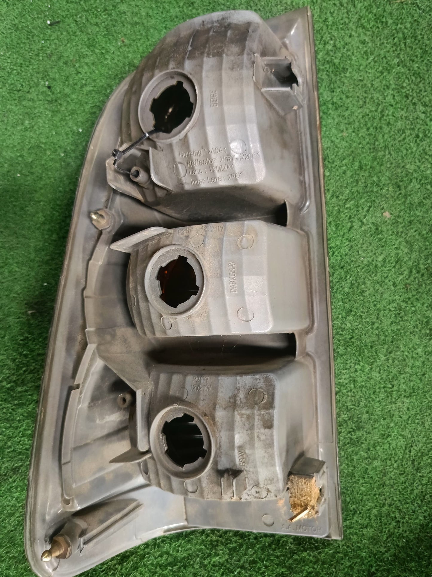 TOYOTA HILUX VIGO TAIL LAMP RH (U)[TL00168]