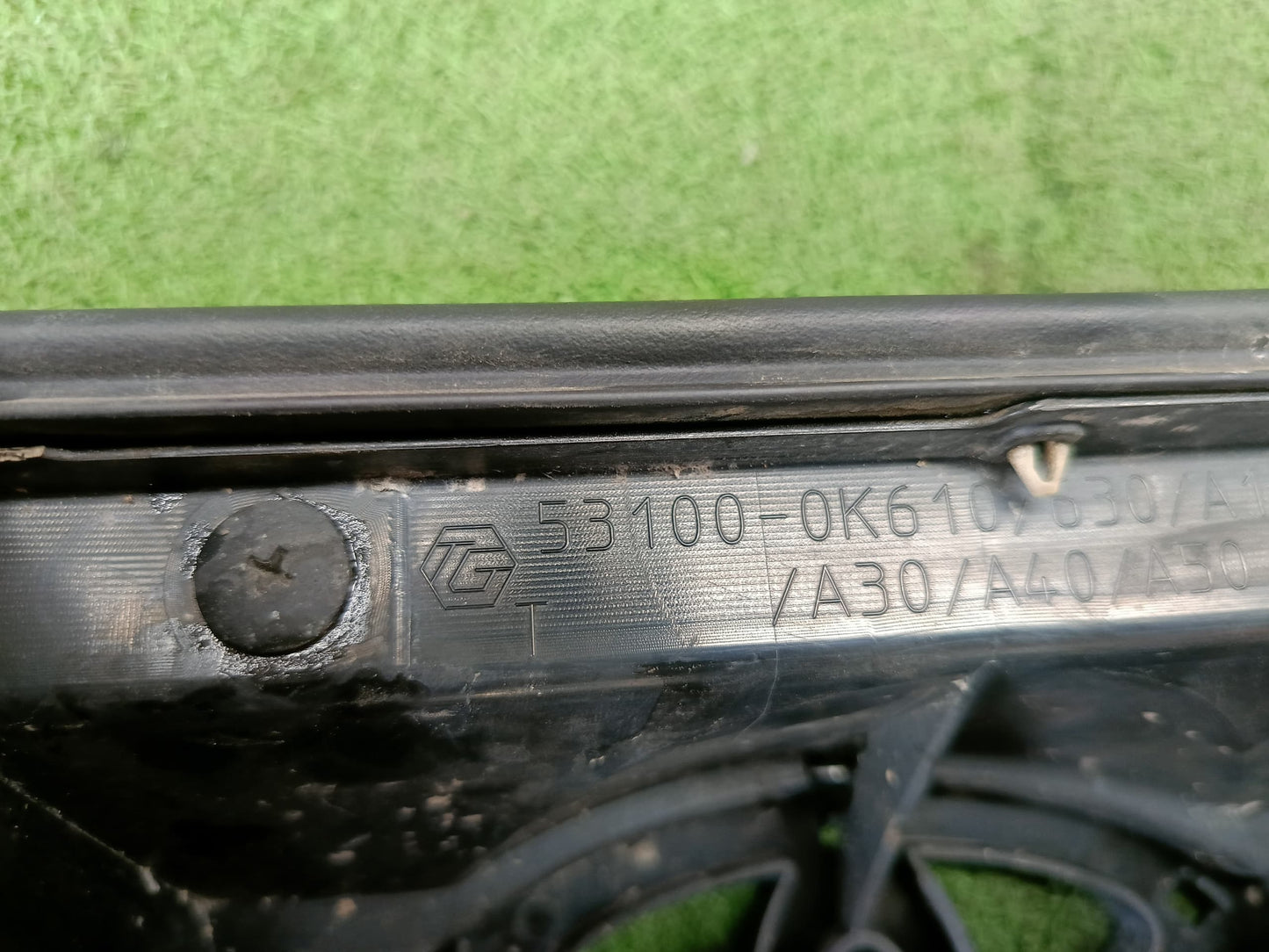 VIGO KUN26 FRONT CHROME GRILLE (53100-0K610)
