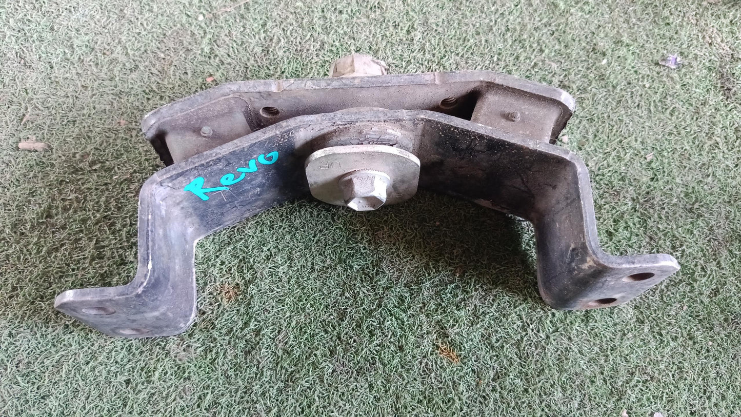 TOYOYA HILUX REVO GEARBOX MOUNTING (EM0054)
