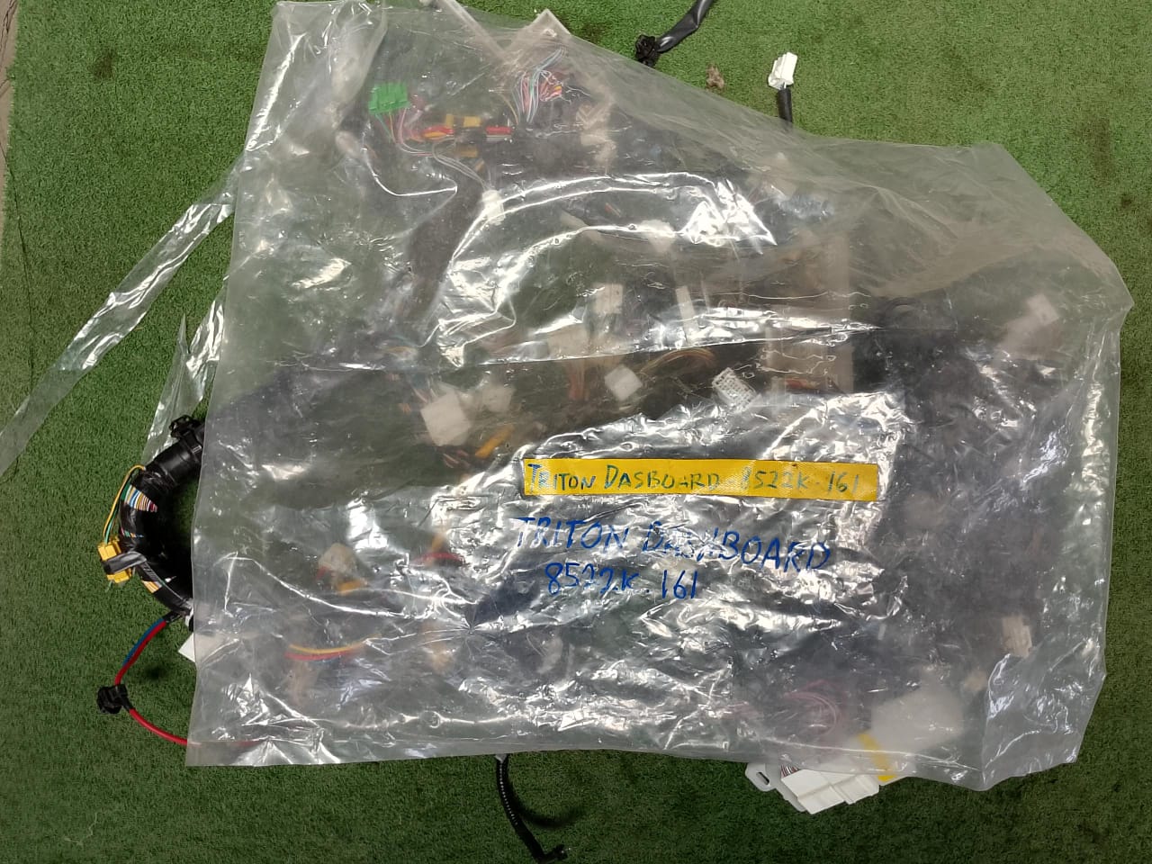 MITSUBISHI TRITON DASHBOARD WIRING (8522K-161)