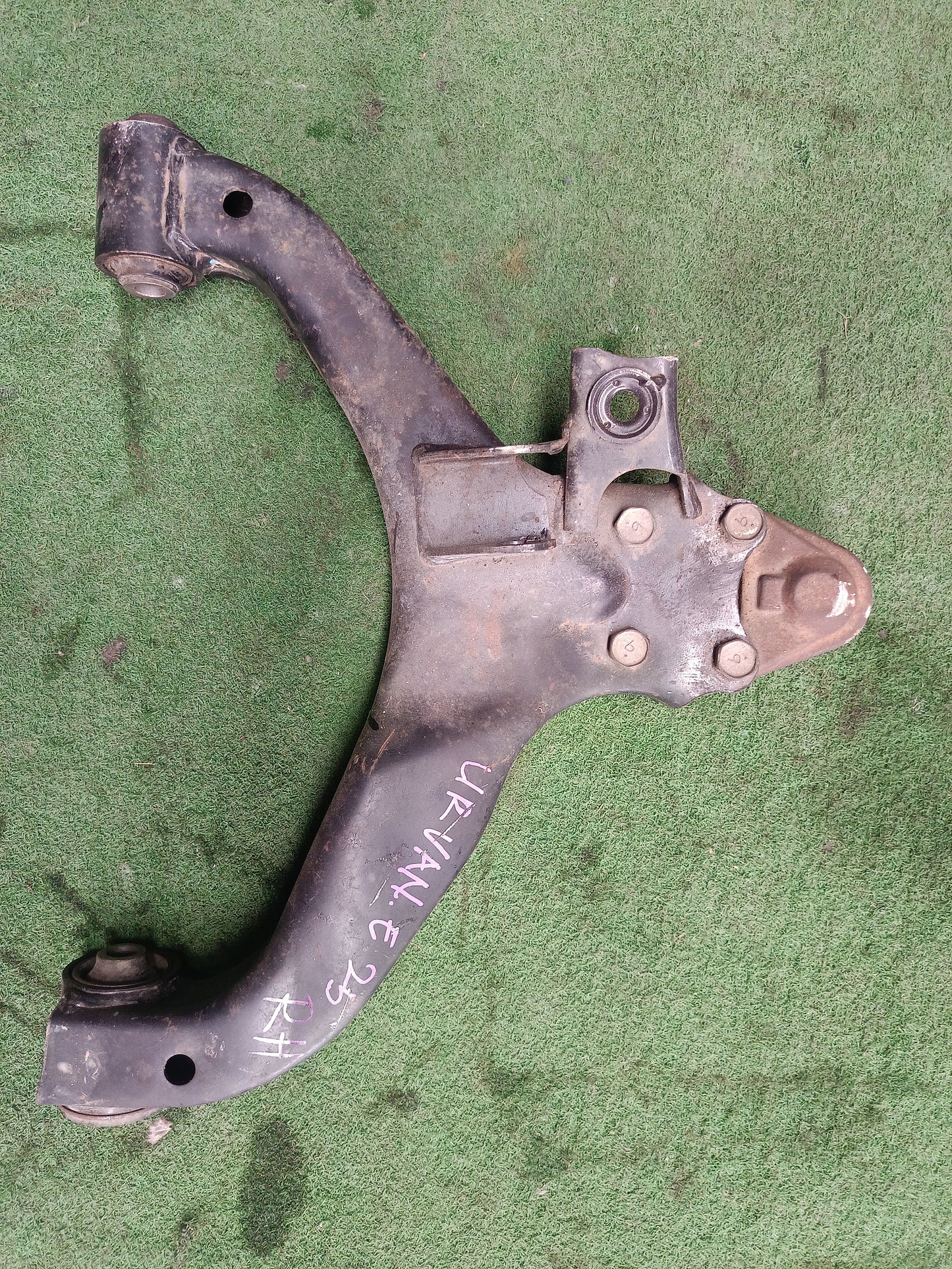 NISSAN URVAN E25 LOWER ARM RH (U) (LAM057)