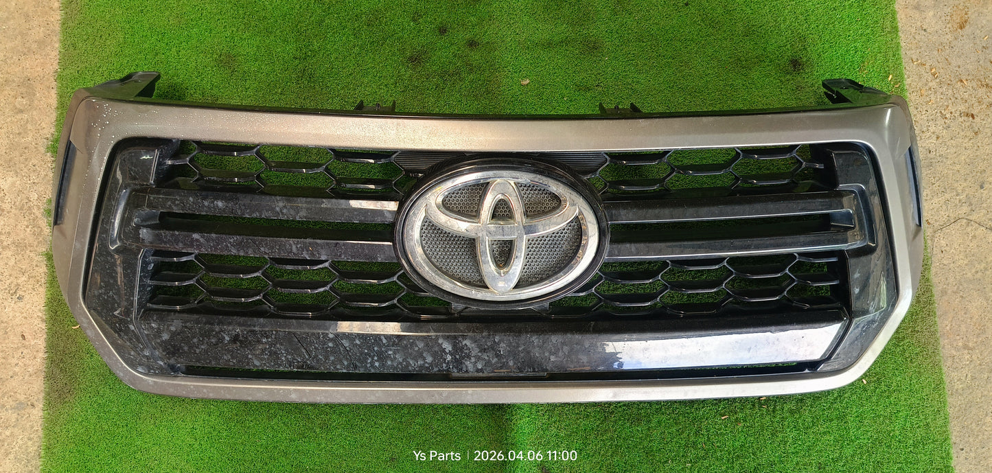 TOYOTA HILUX REVO FRONT GRILLE (T00037)