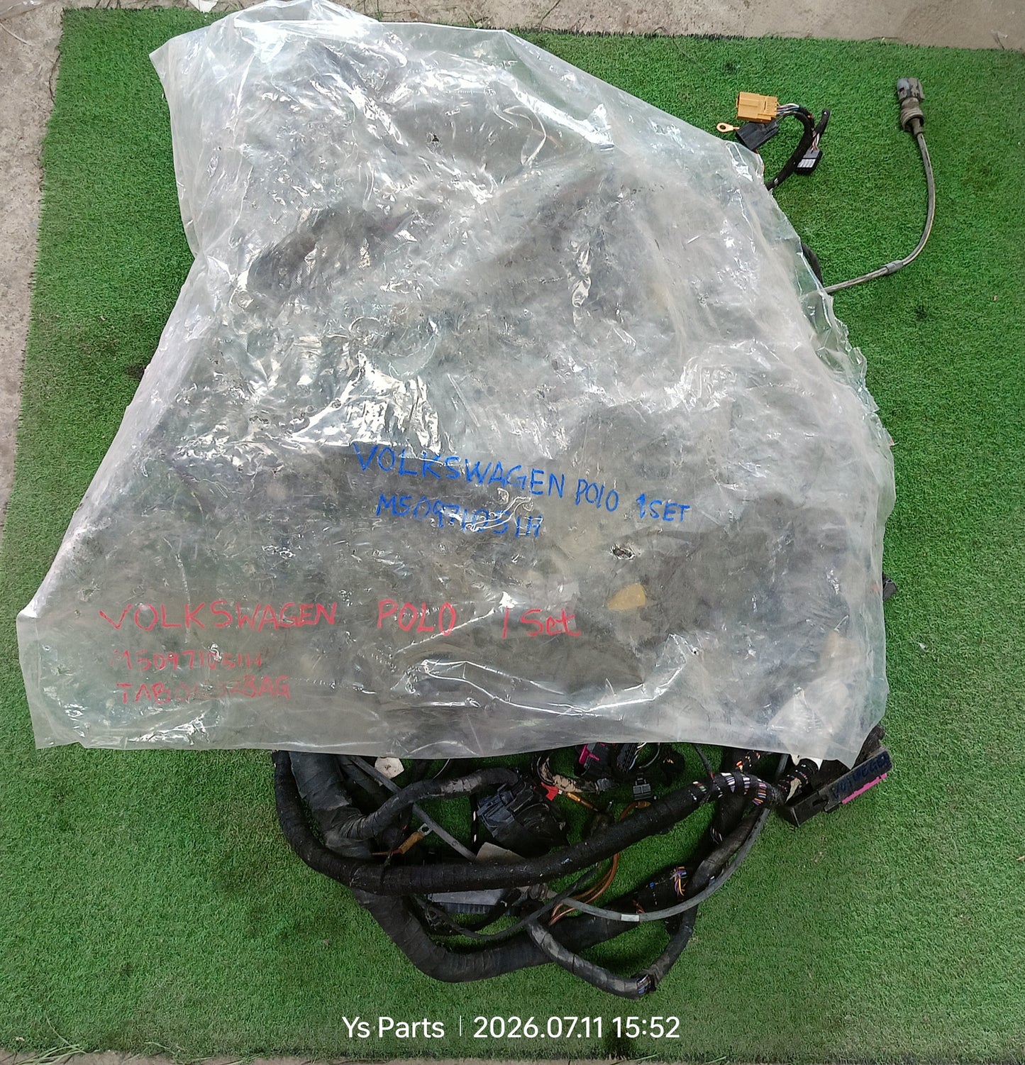 VOLKWAGEN FUSEBOX / 1 SET WIRING (M50971051H)