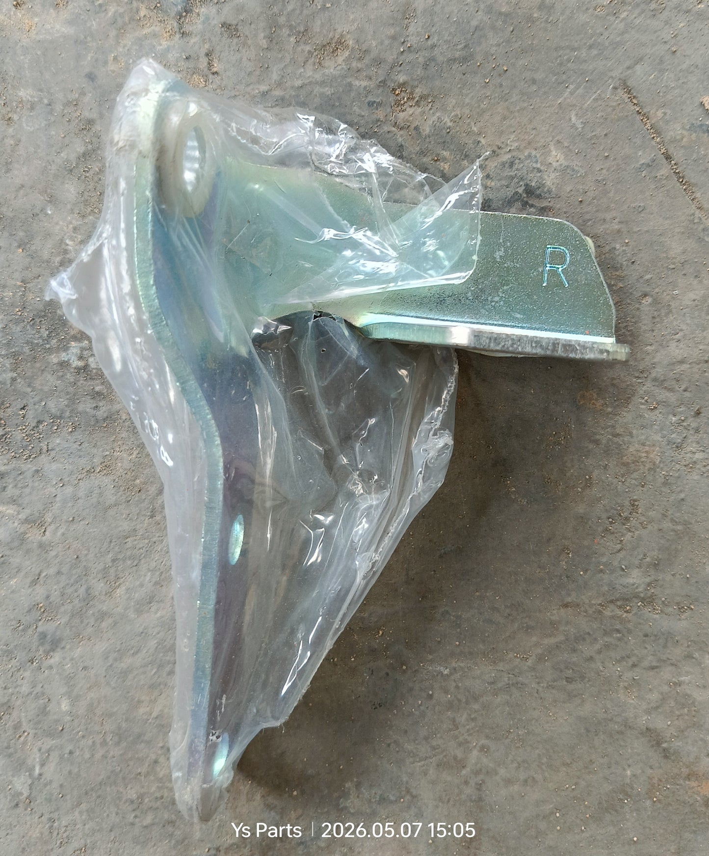 TOYOTA HILUX REVO GUN125 TAILGATE HINGE RH (66110-0K050)