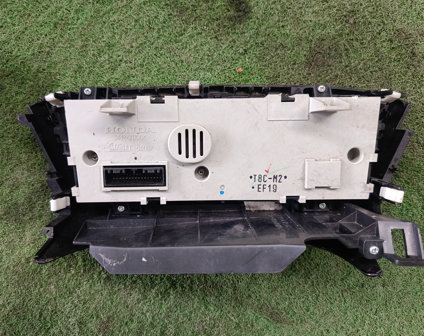 HONDA HRV HEATER A/C CONTROLLER PANEL (T8C-M2)