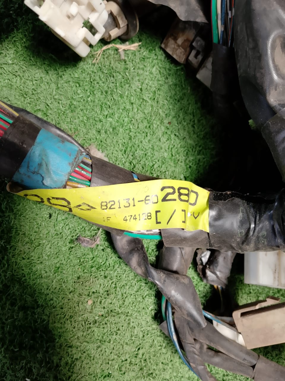 L80 FUSEBOX / ENGINE WIRING (82131-60280)
