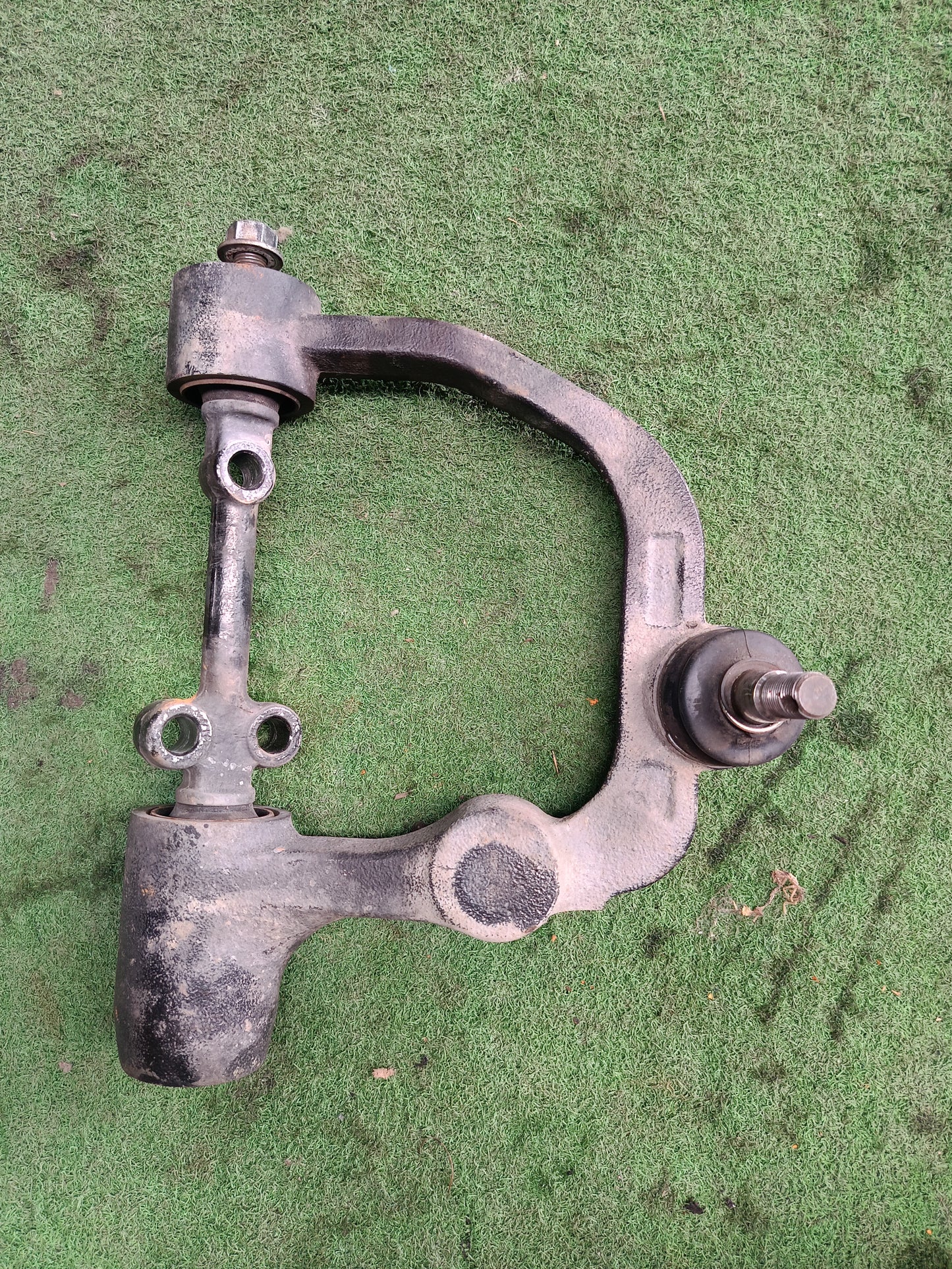 NISSAN URVAN UPPER ARM LH (UA003)