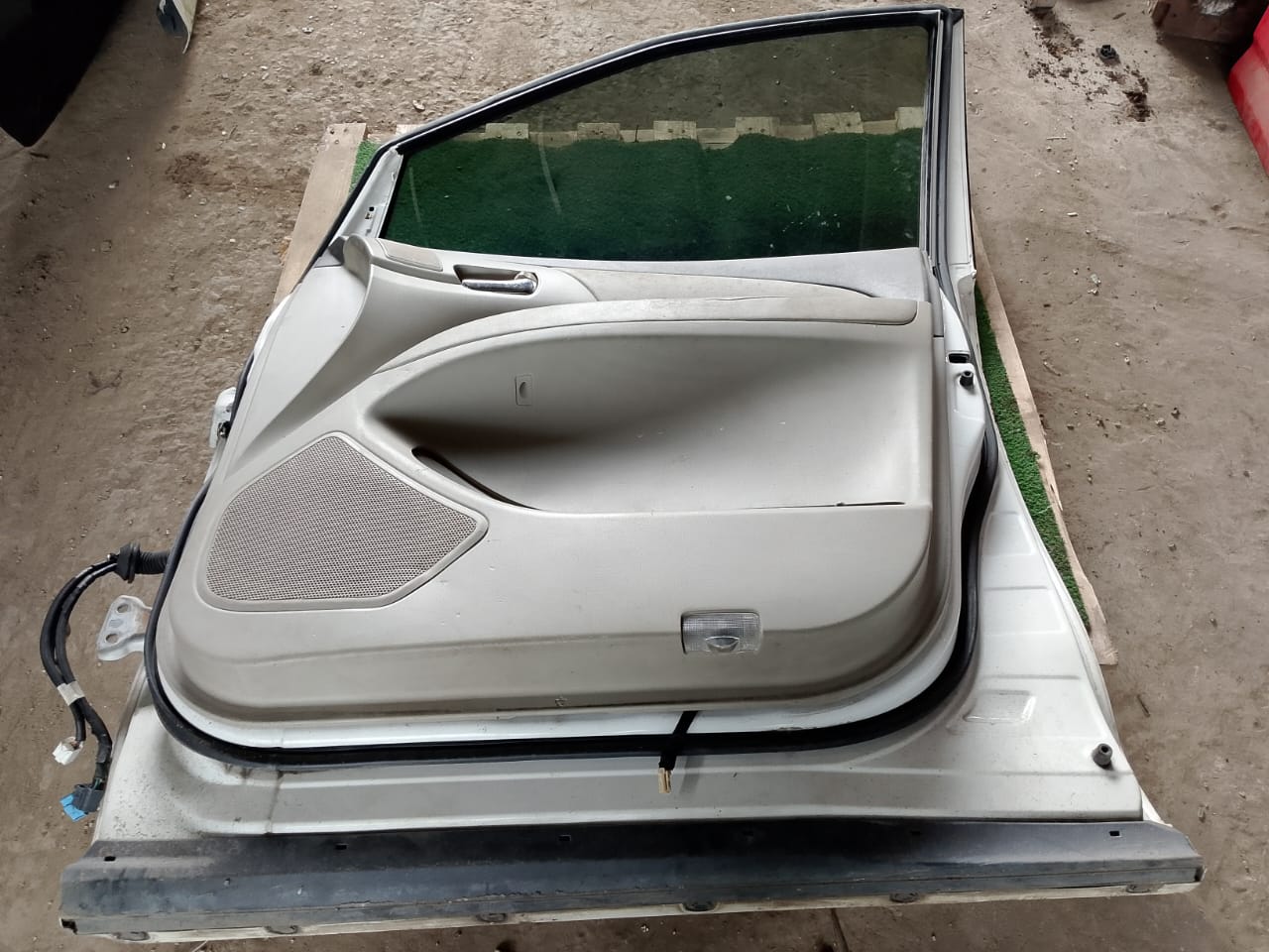 TOYOTA ESTIMA DOOR PANEL FRH COMPLETE WHITE (DP00301)