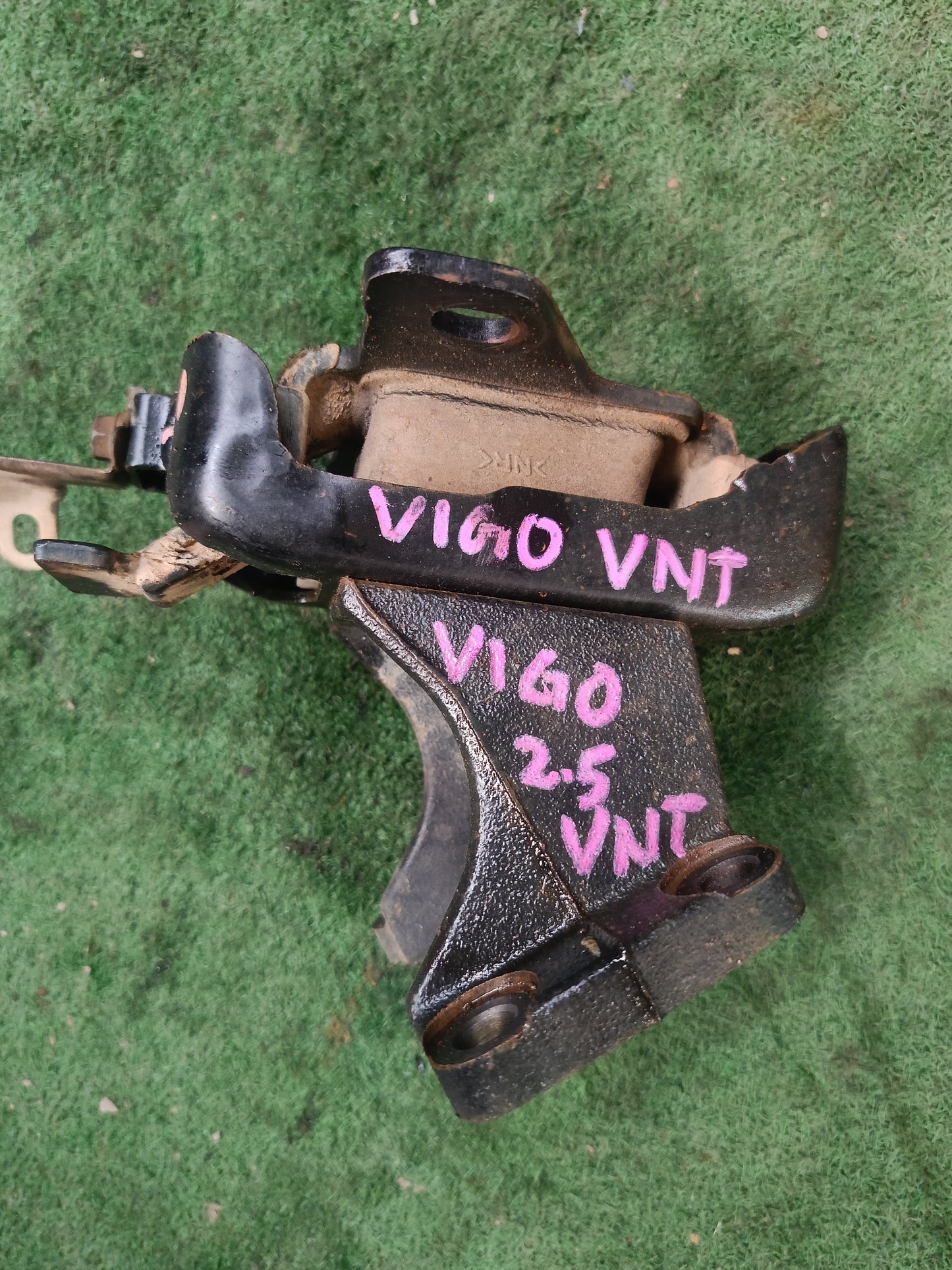 TOYOTA HILUX VIGO ENGINE MOUNTING LH (EM0070)
