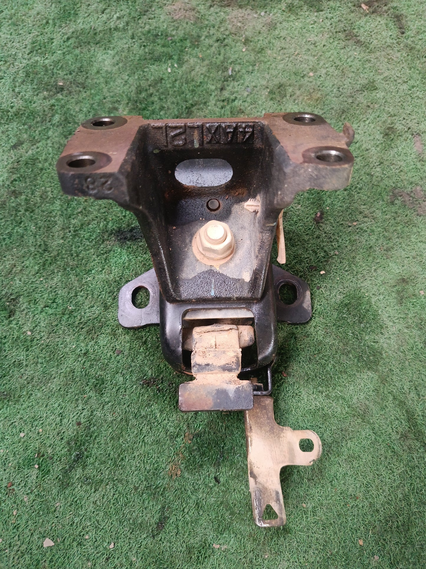 TOYOTA HILUX VIGO ENGINE MOUNTING LH (EM0070)