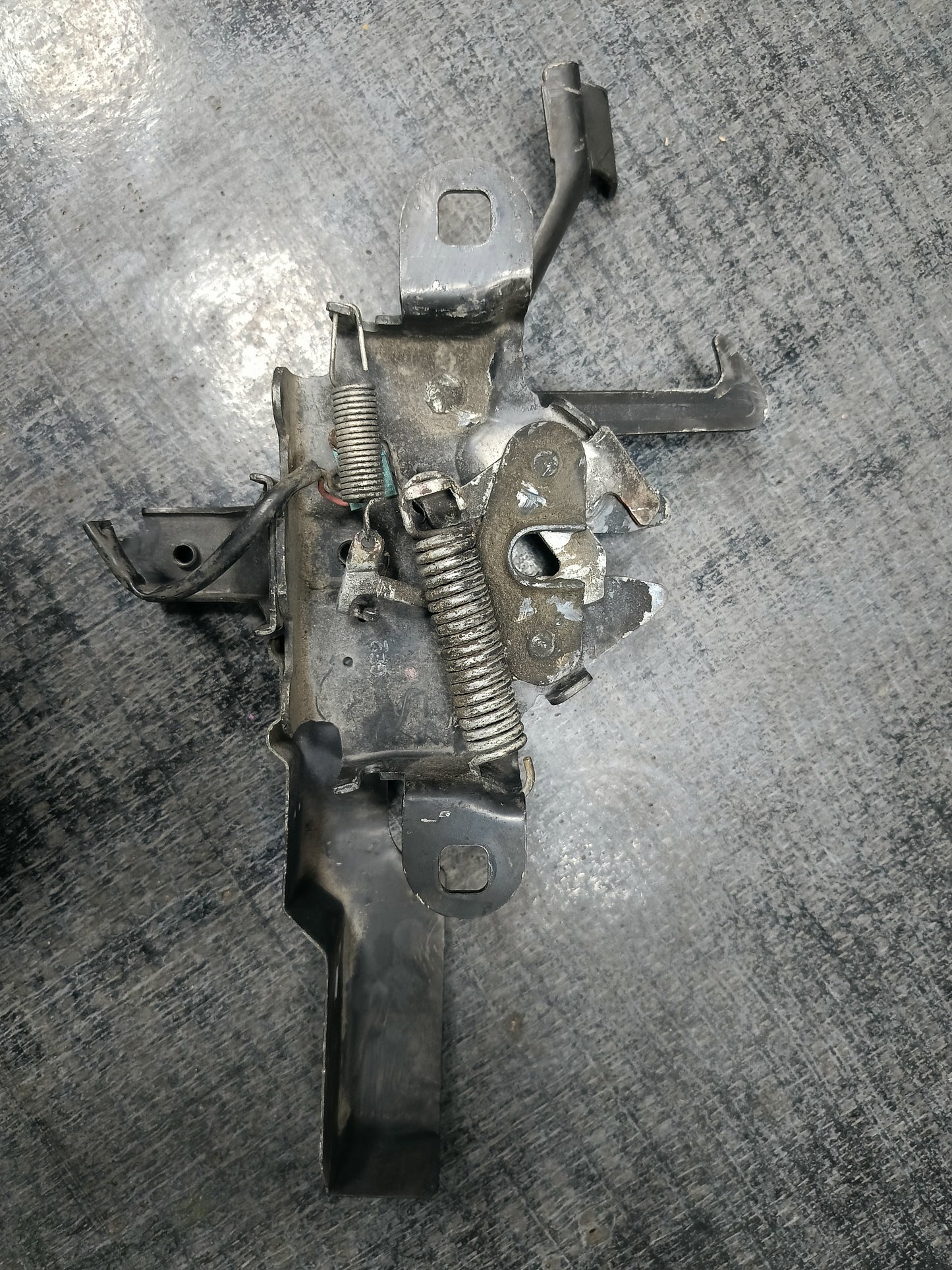 D-MAX ITEQ FRONT BONNET LOCK (BL00023)