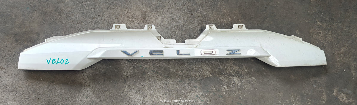 TOYOTA VELOZ TAIL GATE MOLDING (76802-BZ420)