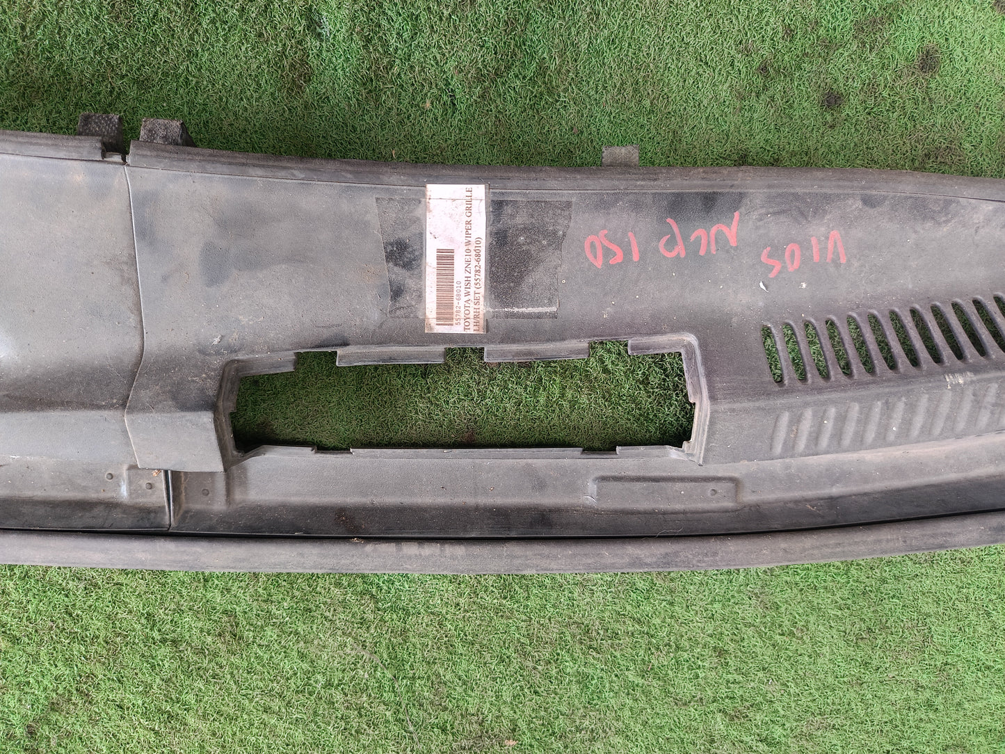 TOYOTA WISH ZNE10 WIPER GRILLE LH/RH SET (55782-68010)