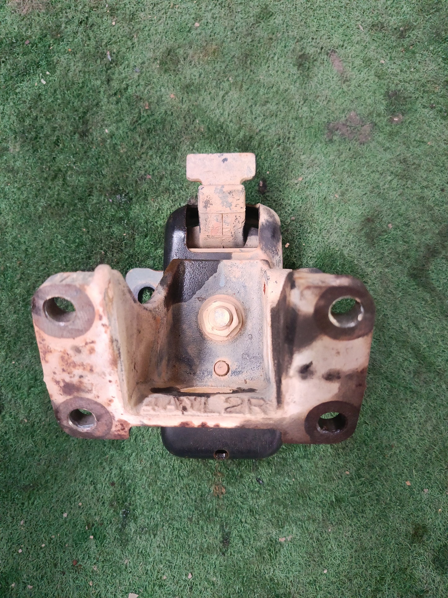 TOYOTA HILUX VIGO ENGINE MOUNTING RH (EM0071)